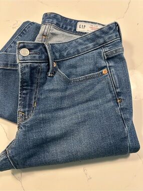 GAP Long & Lean Low Rise Fit Jeans in Medium Blue Wash